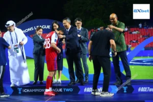 8xbet - Chủ tịch VFF Trần Quốc Tuấn trao cúp tại chung kết Cúp C2 châu Á